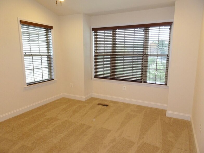 Building Photo - 225 Mill Crossing Ct
