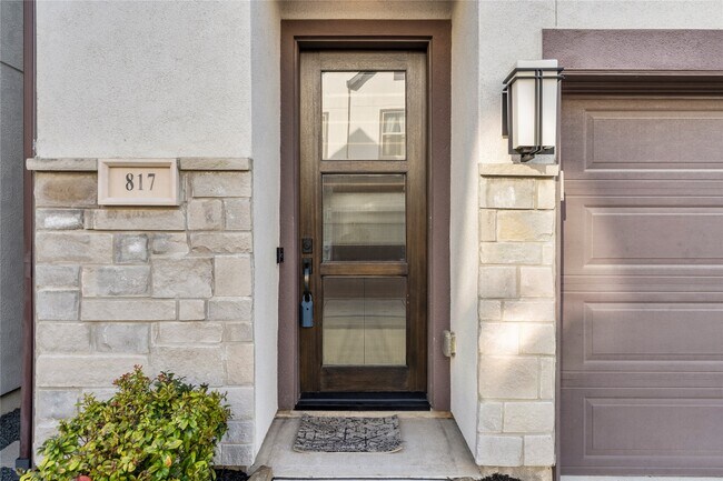 Building Photo - 817 Kamano Ave