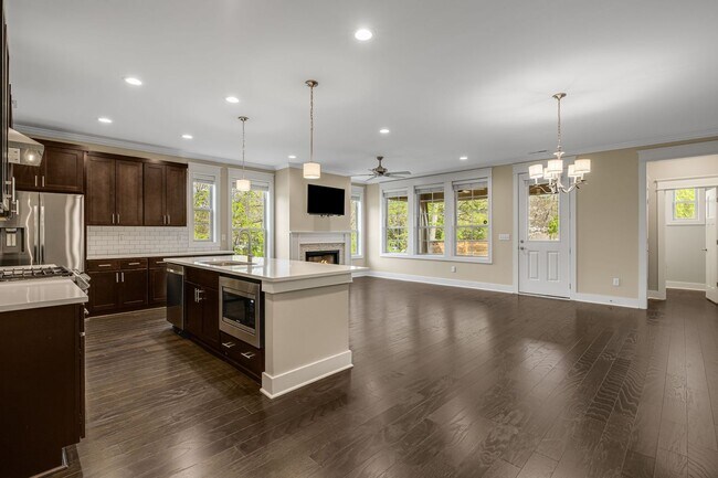 Building Photo - Stunning 3-Bedroom Townhome in Black Mountain's Sweet Birch Commons