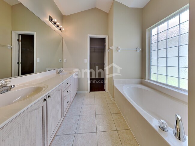 Building Photo - 11753 Donato Dr