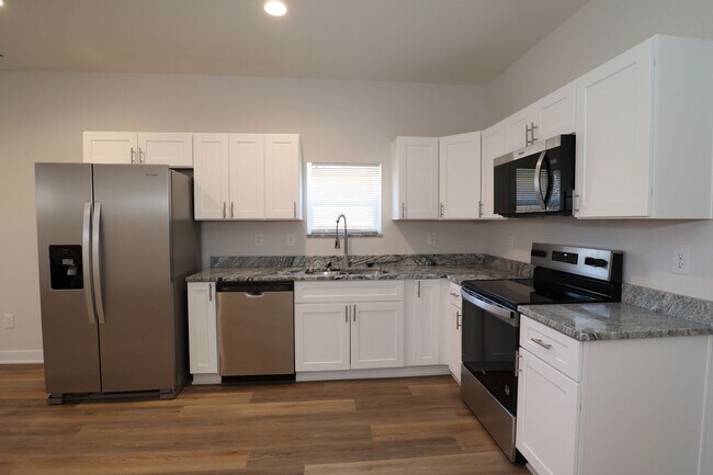 Building Photo - 3 Bedroom Downstairs Unit Near Eastside Duplex!