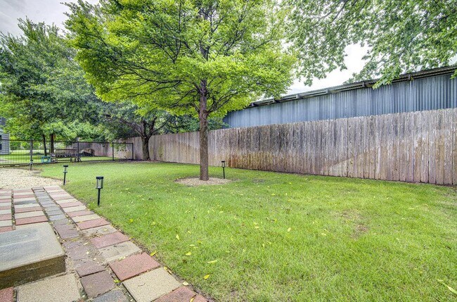 Building Photo - 1409 Lorraine Loop