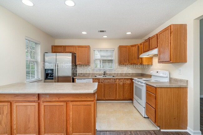 Building Photo - 16849 Greenlawn Hills Ct