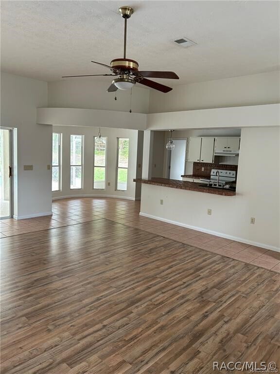 Building Photo - 2620 E Newhaven St