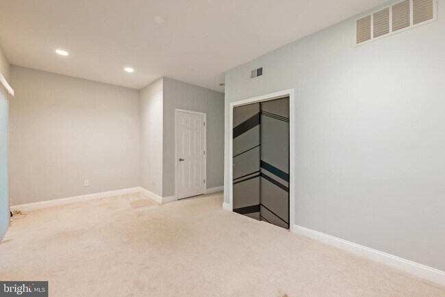Building Photo - 215 Lynn Manor Dr