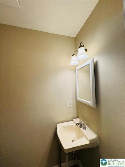 Building Photo - 102 Quaker Dr