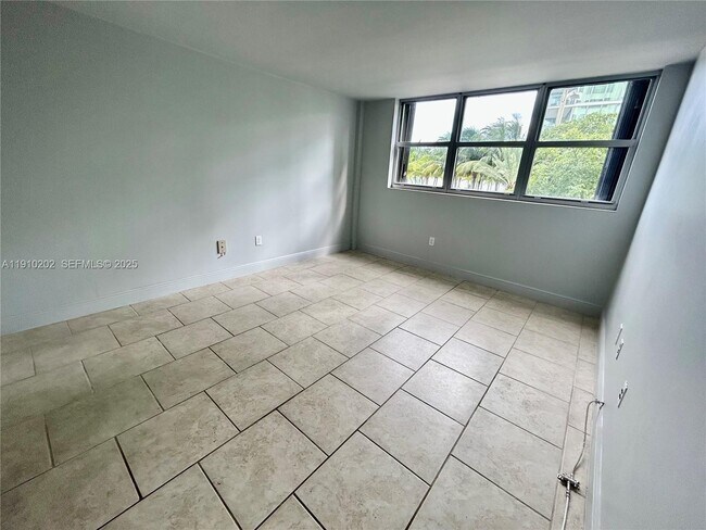 Building Photo - 555 NE 30th St