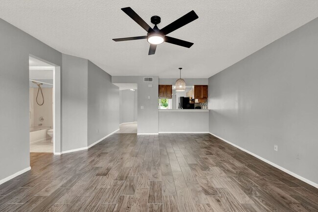 Building Photo - First Floor 2/2 Condo with private back in...