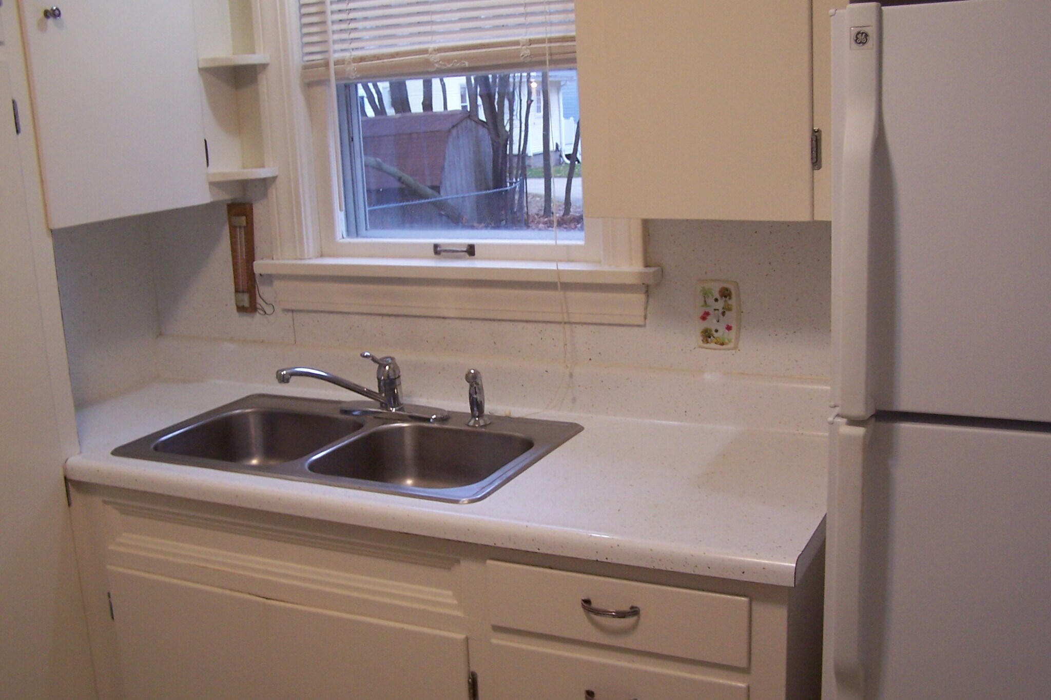 Kitchen sink counter - 440 Glessner Ave