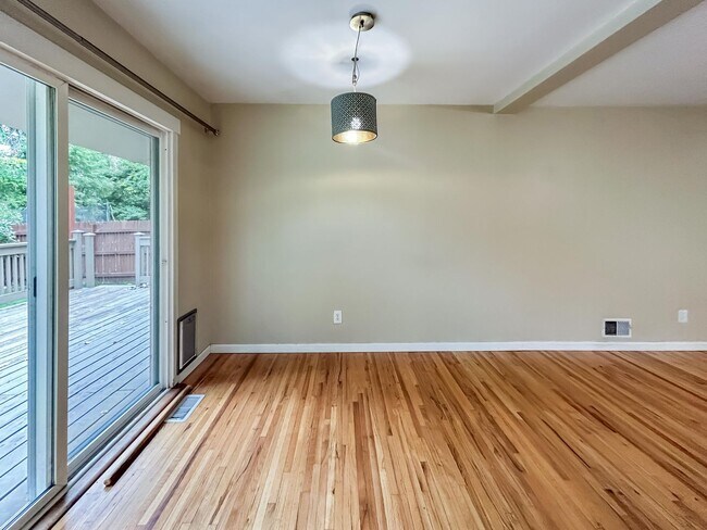 Building Photo - $0 DEPOSIT OPTION. CHARMING 3-BEDROOM HOME...