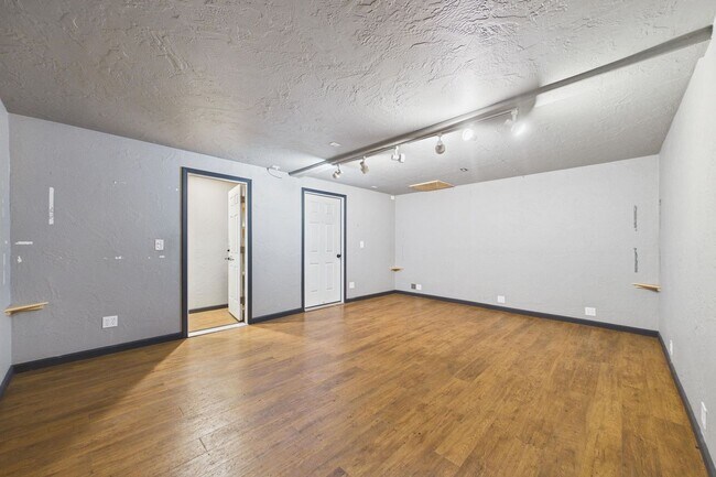 Building Photo - 2910 Greenbriar Ln