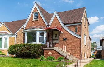 Building Photo - 6640 W Foster Ave