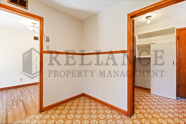 Building Photo - 860 Fabrique St