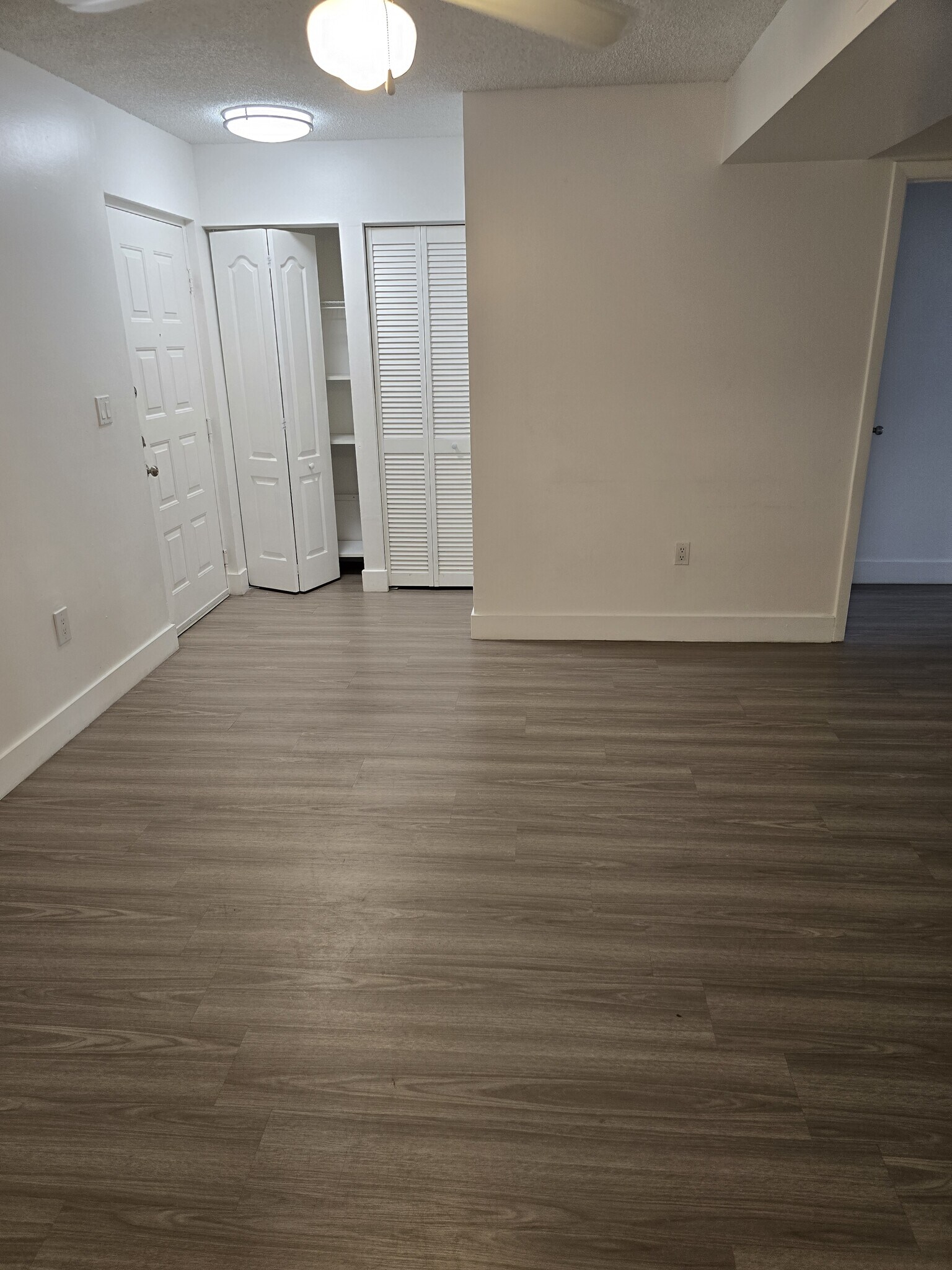 Building Photo - 721 N Pine Island Rd