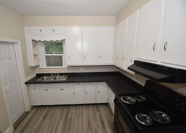 Building Photo - Mishawaka 1/2 story 3 bedroom single-family home with garage