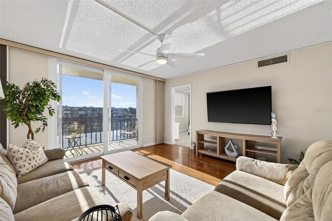 Building Photo - 7625 Sun Island Dr S