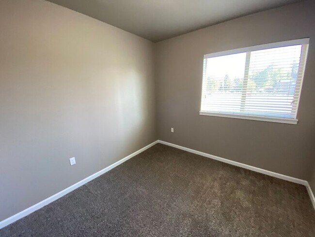 Building Photo - 4261 Hawthorne Ave NE