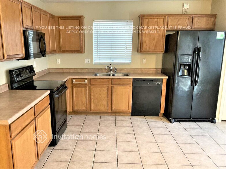 Building Photo - 423 S Sabrina