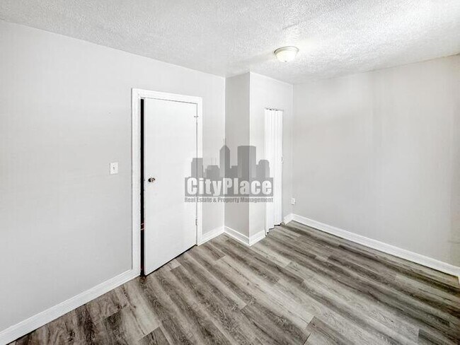 Building Photo - 1319 W 27th St