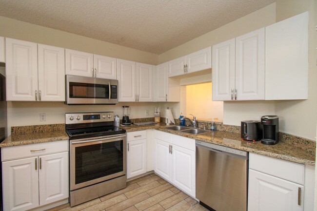 Building Photo - ** 2/2 FIRST FLOOR EMERALD LAKES BEAUTY RE...
