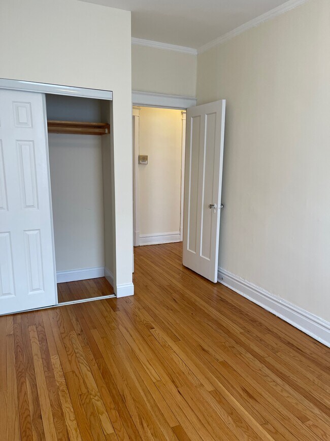 Building Photo - 6970 N Sheridan Rd