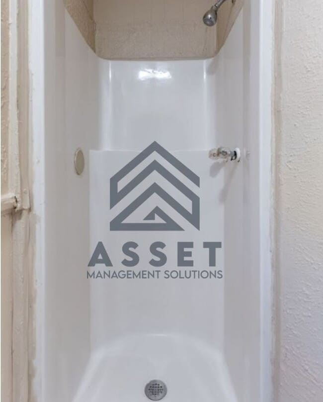 Building Photo - 4 Bedroom House Available now in OKC