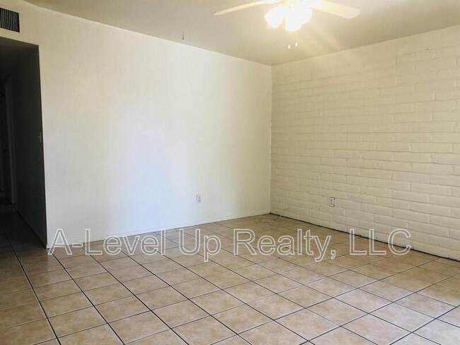 Building Photo - 316 E Elm St