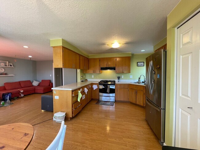Building Photo - Charming Rock Creek 3 Bed 2.5 Bath - Centr...