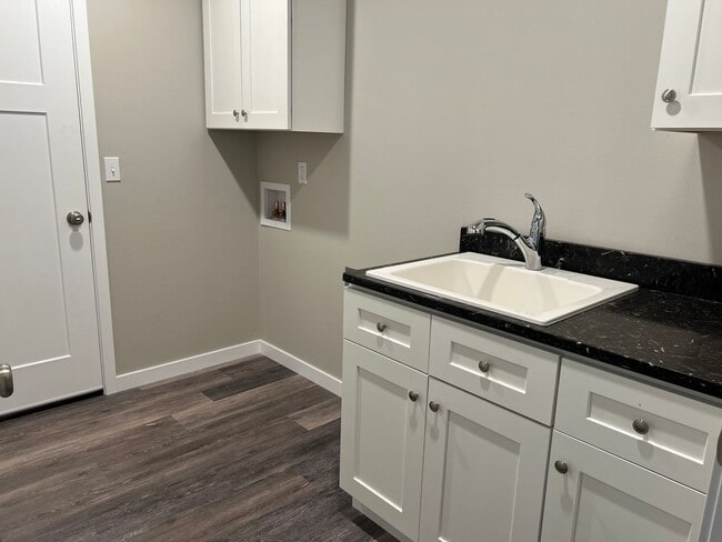 Building Photo - Country quiet, brand new house
