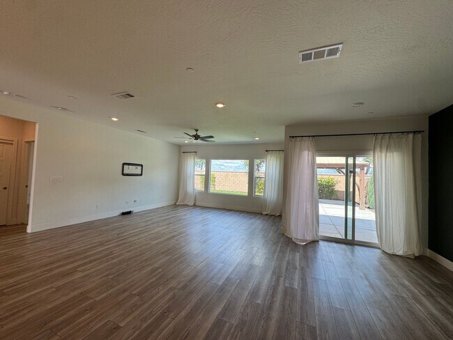 Building Photo - 601 Wishon Ave W