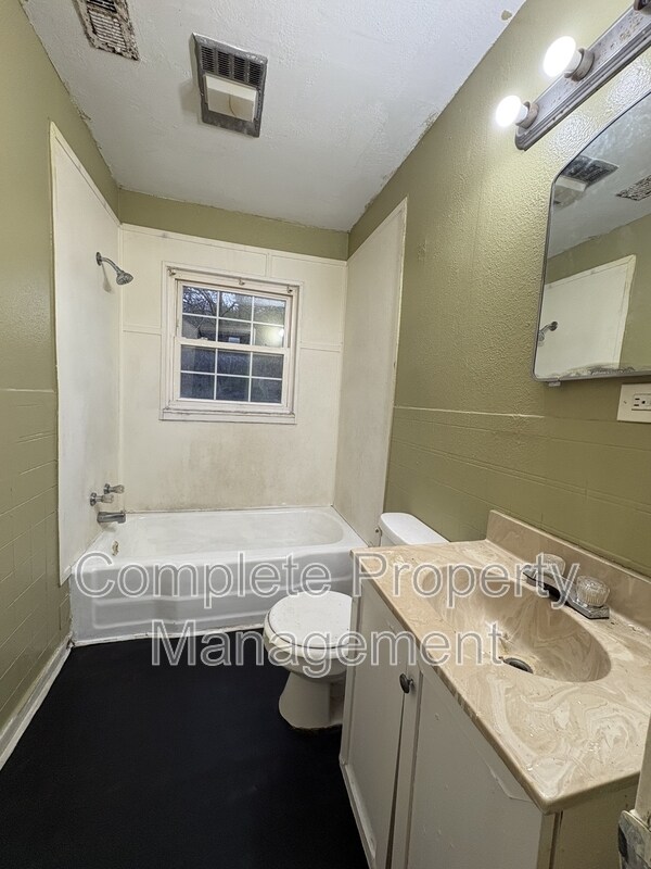 Building Photo - 7801 Vienna Ave