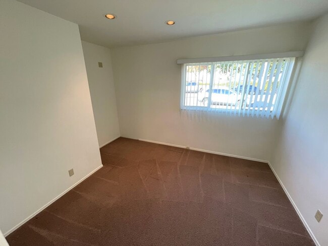 Building Photo - Central Ventura Home with Large Yard!