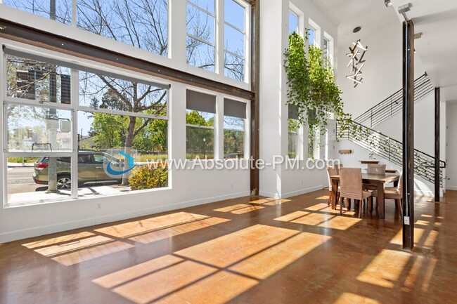 Building Photo - Amazing 2 Bedroom 1.5 Bath Townhome in the...