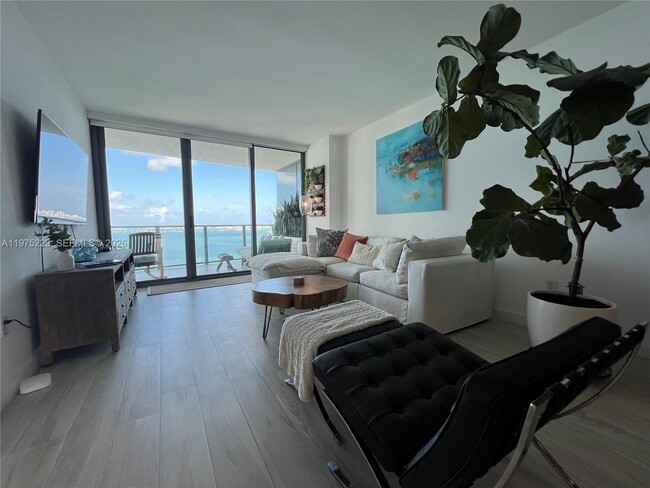 Building Photo - 460 NE 28th St