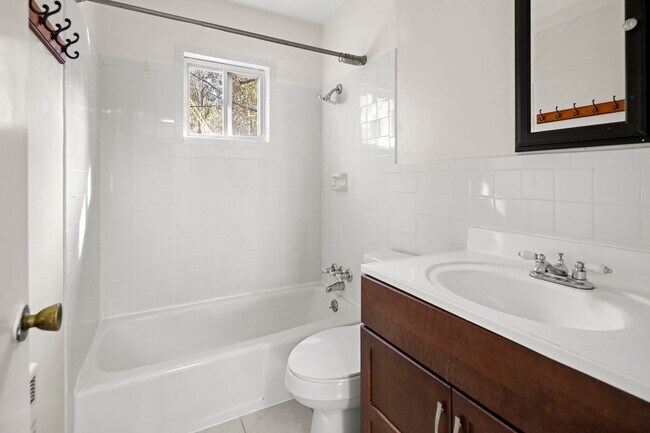 Building Photo - Duplex in Grove Park