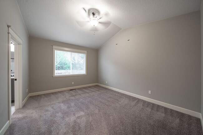 Building Photo - 9965 SE Taggart St