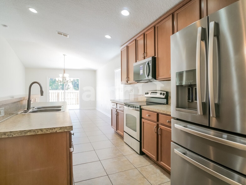 Building Photo - 224 E New England Dr