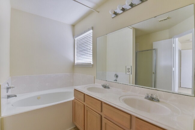 Building Photo - 5719 Clerkenwell Dr