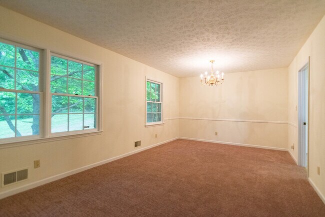 Building Photo - 140 Saxon Woods Dr