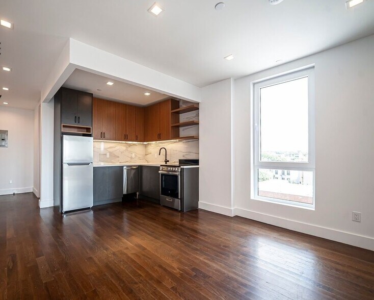 Building Photo - 988 Halsey St