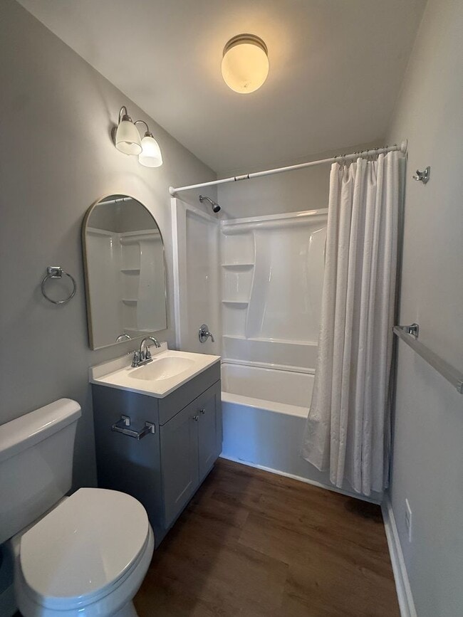 Building Photo - 2/1 Home Available Now!