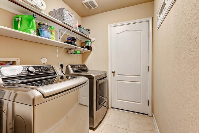 Building Photo - 9973 Spring Rock Ln