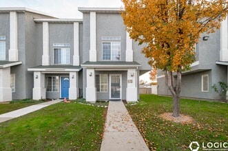 Building Photo - Spacious Row End Townhome in Amazing Locat...