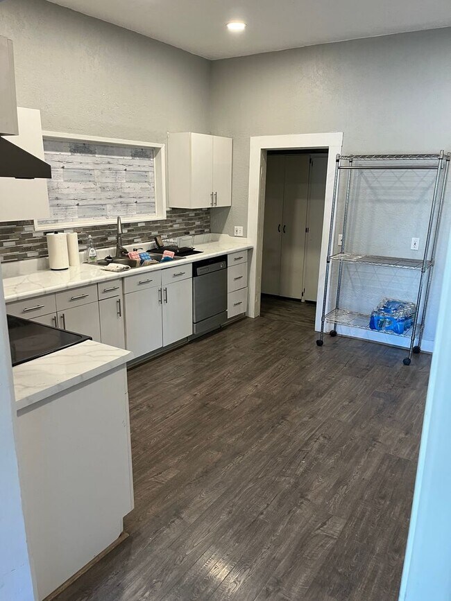 Building Photo - 3-bedroom 2 bath Corner Lot