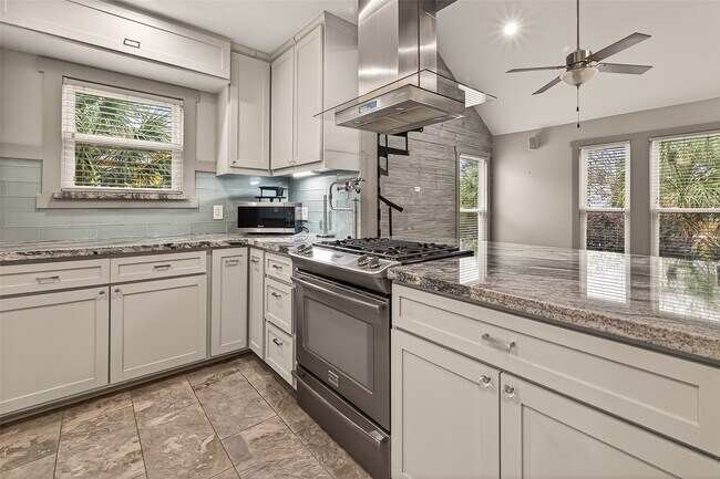 Building Photo - 717 W 30th St