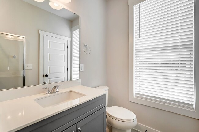 Building Photo - 3 Bedroom Townhome minutes from South End!