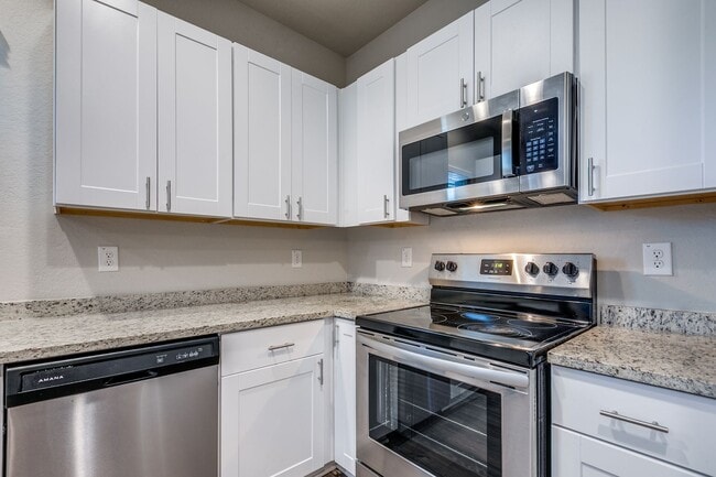 Building Photo - 3-BEDROOM TOWNHOME-STYLE DUPLEX