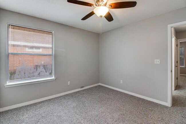 Building Photo - 404 Ridge Wood Cir