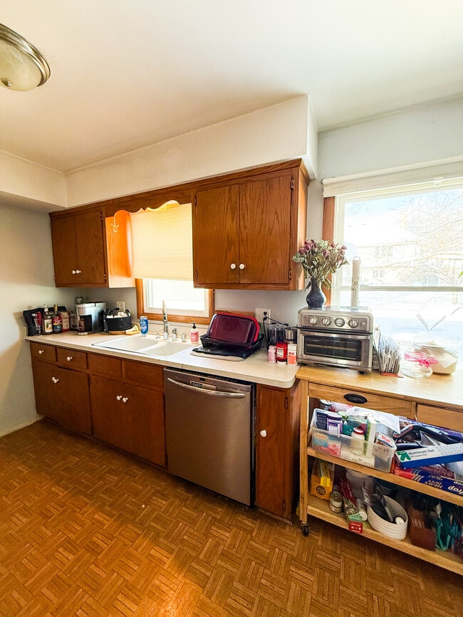 Building Photo - 4932 Sutton Ln