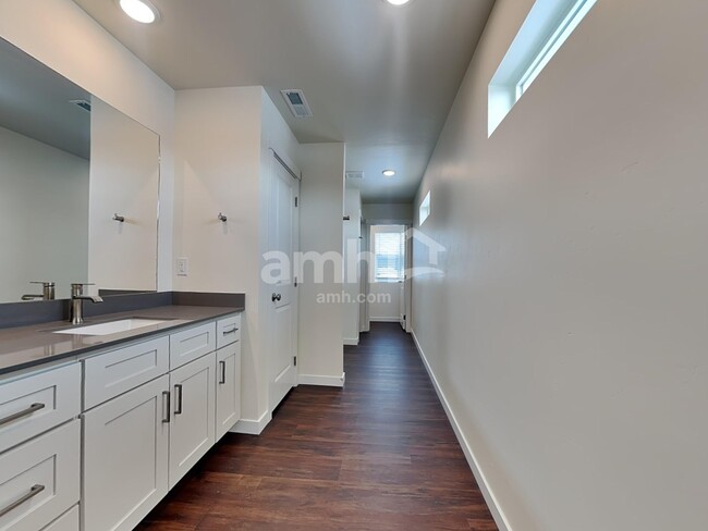 Building Photo - 9413 W Shumard St